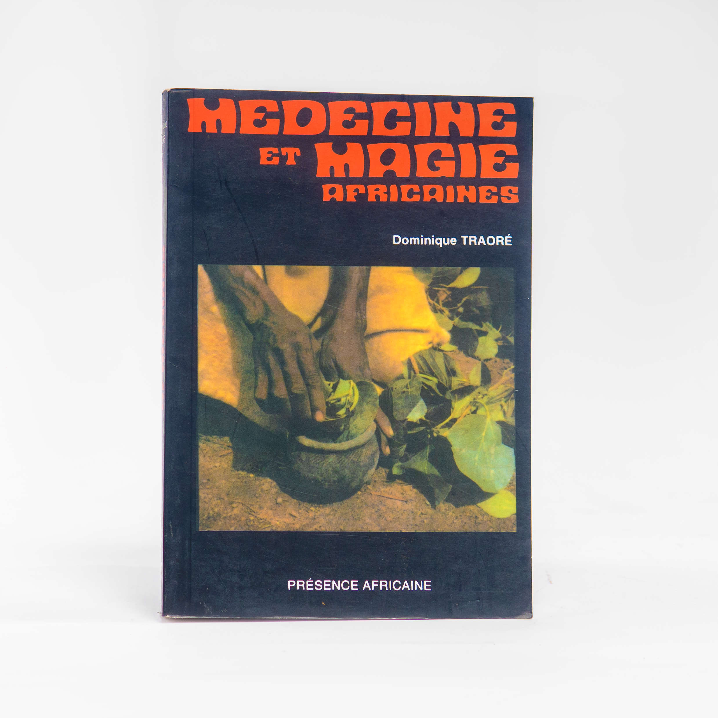 MEDECINE et MAGIE africaines Dominique TRAORE éd.Présence Africaine 573 pages